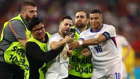 FOTO: Mbappe Jadi Target Selfie Usai Prancis Tersingkir dari Euro