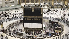 FOTO: Proses Ganti Kiswah Ka'bah, Kini Perempuan Boleh Ikut Serta
