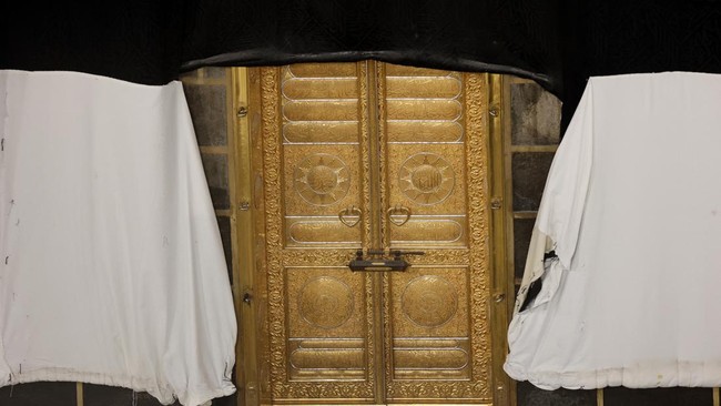 FOTO: Proses Ganti Kiswah Ka'bah, Kini Perempuan Boleh Ikut Serta