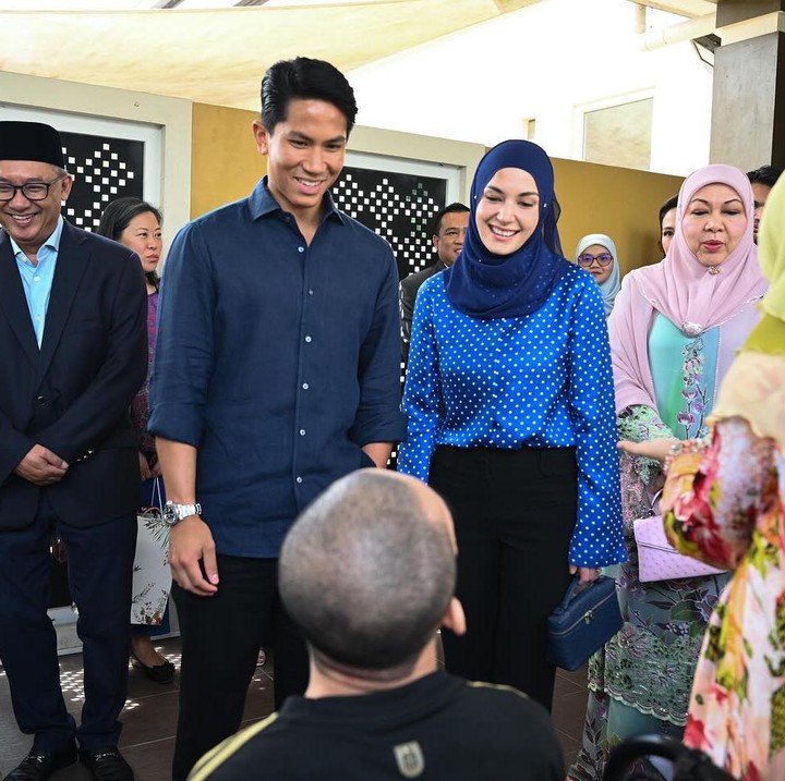<p><em>"It was an honour to attend the opening of Sekolah Pusat Ehsan this morning and meet all the incredible students, teachers, sponsors & volunteers</em> (Merupakan suatu kehormatan untuk menghadiri pembukaan Sekolah Pusat Ehsan pagi ini dan bertemu dengan semua siswa, guru, sponsor serta relawan yang luar biasa)," tulis Pangeran Mateen dalam unggahan fotonya. (Foto: Instagram @tmski)</p>