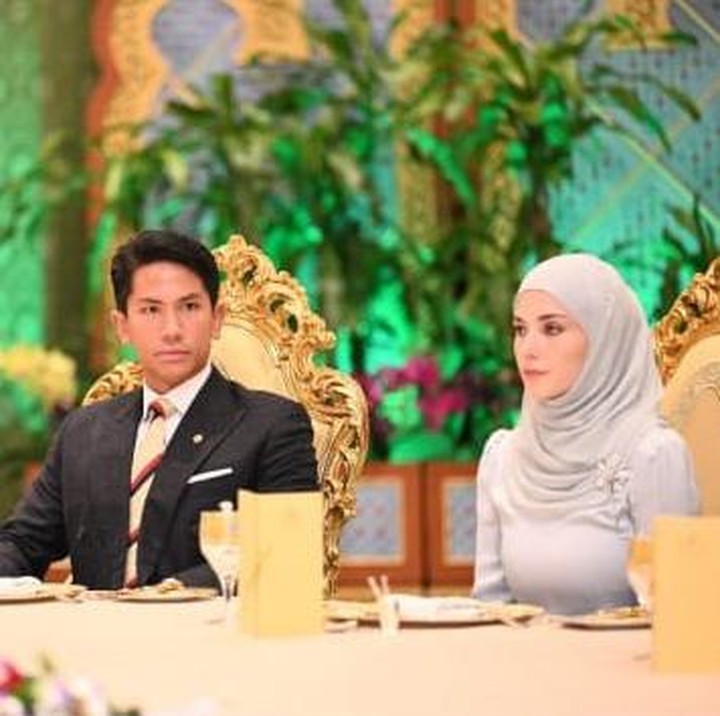 <p>Belum lama ini, Pangeran Mateen membagikan sejumlah potret terbaru dengan istri tercinta. Ia mengunggah foto-foto ketika sedang menjalani tugas negara bersama Anisha Rosnah. (Foto: Instagram @tmski)</p>