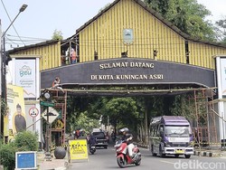 Gapura Selamat Datang di Kuningan yang Ompong Diperbaiki