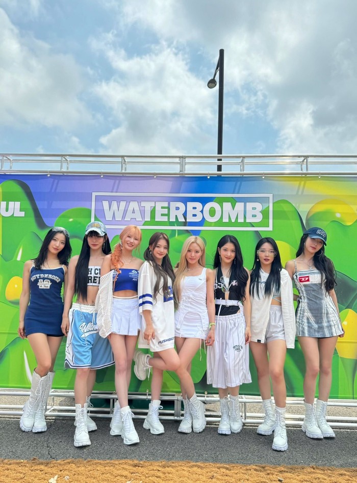 Performance fromis_9 di hari pertama festival WATERBOMB SEOUL 2024 menuai banyak pujian dan menjadi perbincangan hangat di kalangan netizen. Grup K-Pop jebolan Idol School tersebut tampil dengan gaya atau style sporty casual. / Foto: x.com/realfromis_9