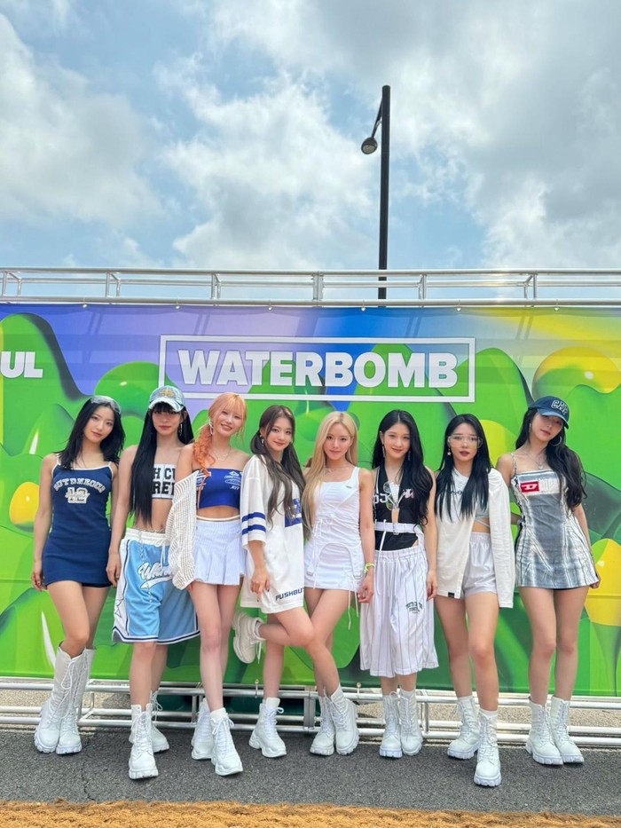 Performance fromis_9 di hari pertama festival WATERBOMB SEOUL 2024 menuai banyak pujian dan menjadi perbincangan hangat di kalangan netizen. Grup K-Pop jebolan Idol School tersebut tampil dengan gaya atau style sporty casual. / Foto: x.com/realfromis_9