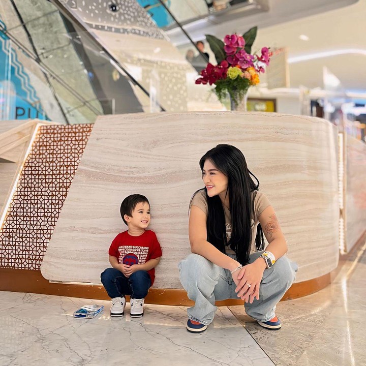 <p>"Senang banget bisa <em>me time</em> sama anakku di tengah kesibukannya. Semua ini untuk kamu, Nak. Cuma kamu yang aku punya," ungkap Nathalie seraya mengunggah potretnya bersama Adzam di sebuah mall. (Foto: Instagram: @nathalieholscher)</p>
