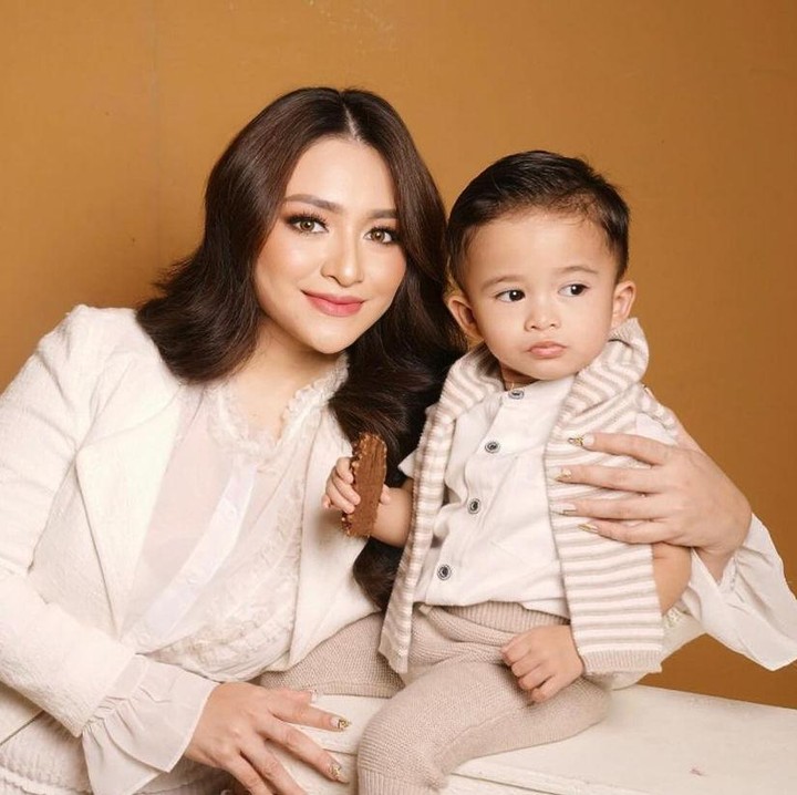 <p>Usai berpisah dengan Sule, Nathalie kini fokus mengasuh sang putra sendirian. Perempuan 31 tahun ini pun menyempatkan waktu untuk bermain bersama Adzam meski tengah sibuk. (Foto: Instagram: @nathalieholscher)</p>