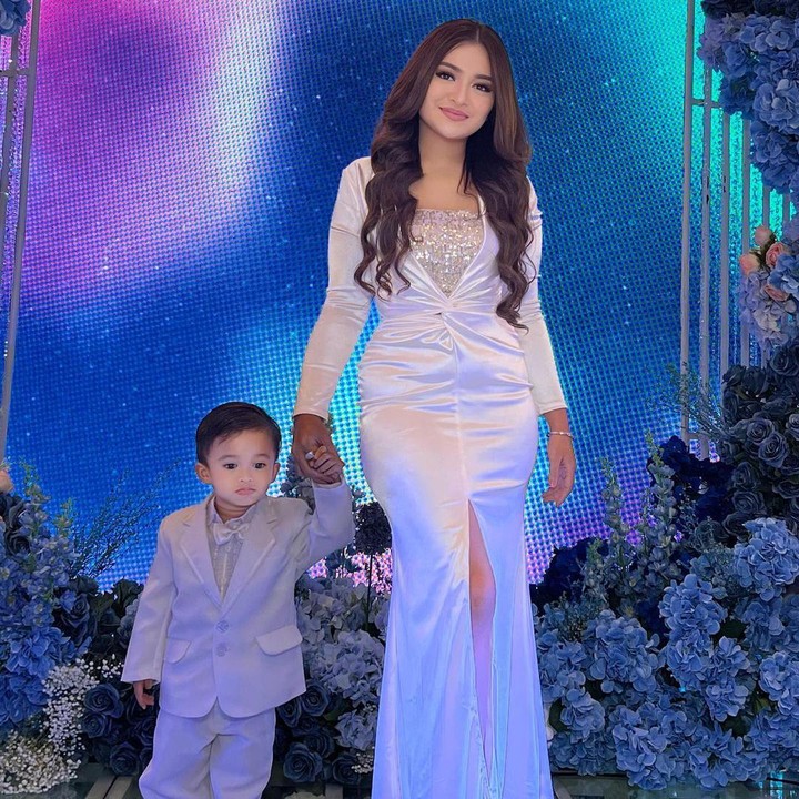 <p>"<em>MasyaAllah</em> Adzam <em>meni kasepppp</em> (ganteng banget)," ungkap seorang netizen dengan emotikon hati. "Kayak <em>Prince</em> Eropa deh Adzam," ujar netizen lainnya. (Foto: Instagram: @nathalieholscher)</p>