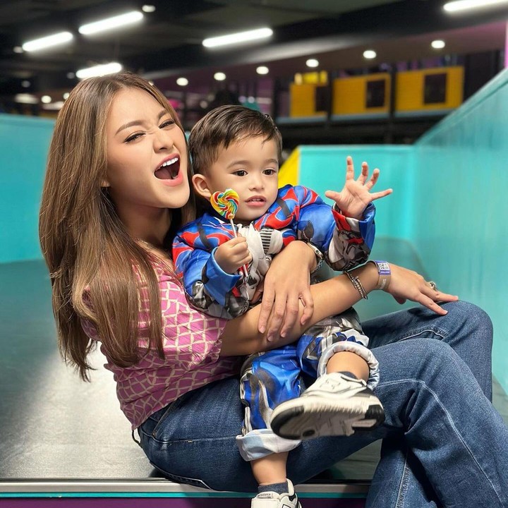 <p>Setelah menikah dengan komedian Sule, Nathalie Holscher dikaruniai seorang putra tampan, Bunda. Si Kecil menggemaskan ini diberi nama Adzam Adriansyah Sutisna ini lahir pada 11 Desember 2021. (Foto: Instagram: @nathalieholscher)</p>