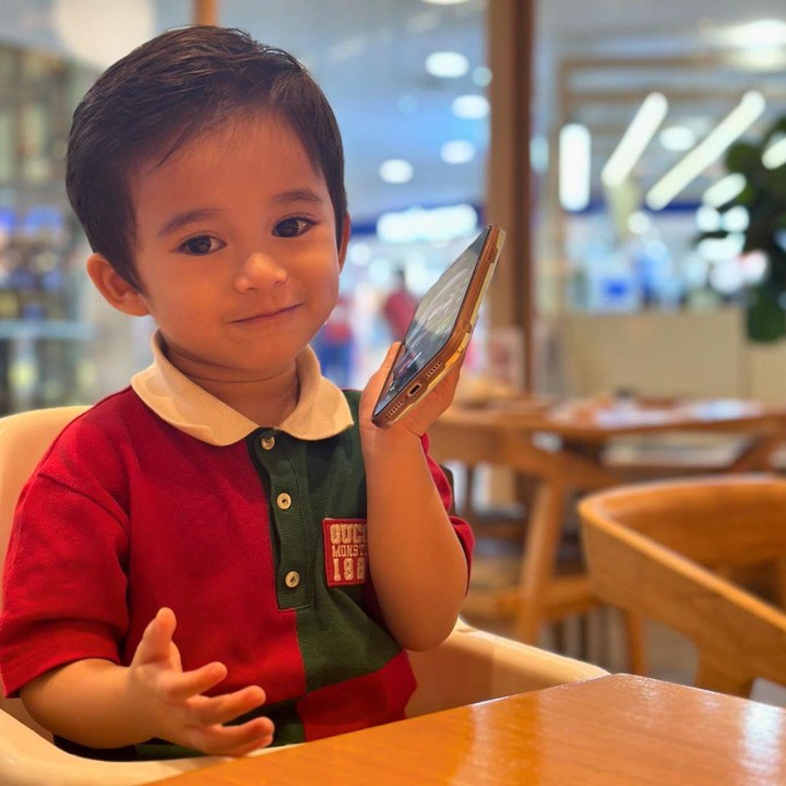 <p>Banyak netizen yang salah fokus dengan sosok Adzam nih, Bunda. Tidak sedikit yang memanggil Adzam dengan sebutan bule kasep (tampan) karena ia memiliki darah Sunda dari sang Ayah dan darah Belanda dari sang Bunda. (Foto: Instagram: @nathalieholscher)</p>