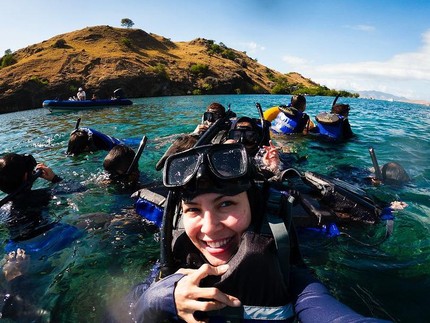 7 Potret Ratna Galih Bareng Suami dan Anak Liburan ke Labuan Bajo