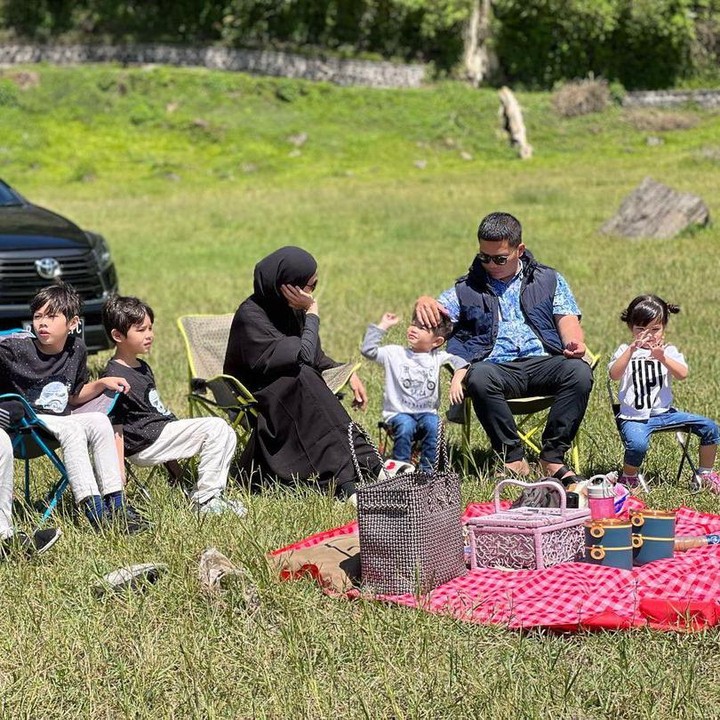 <p>Melihat dari laman Instagram-nya, Ratna Galih kerap memperlihatkan berbagai kebersamaannya dengan anak-anak saat bepergian. Tidak hanya di dalam negeri, mereka juga sering menghabiskan waktu di luar negeri, lho. (Foto: Instagram: @ratnagalih)</p>
