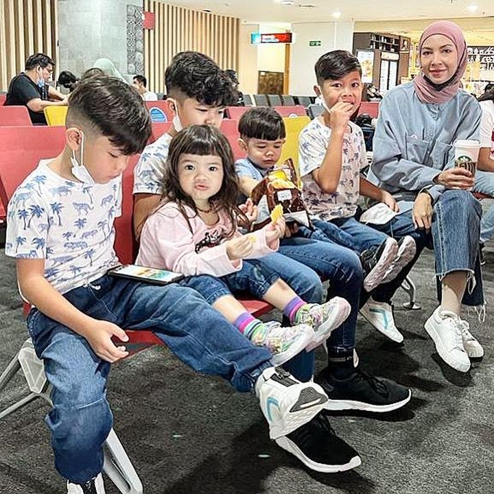 <p>"<em>MasyaAllah</em>. Bahagia selalu Kak Ratna sekeluarga," ungkap seorang netizen. "Sehat selalu Mbak Ratna sekeluarga," doa netizen yang lainnya. (Foto: Instagram: @ratnagalih)</p>