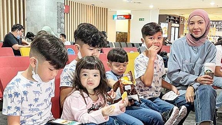 Potret Liburan Ratna Galih dan Keluarga Potret Liburan Ratna Galih dan Keluarga