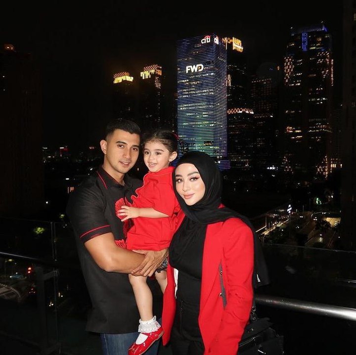 <p>Margin dan keluarga terlihat mengenakan pakaian bernuansa merah dan hitam, Bunda. Tidak hanya itu, turut hadir pula sang putri, Guzelim Ali Syakieb yang cantik dan menggemaskan. (Foto: Instagram: @alisyakieb)</p>