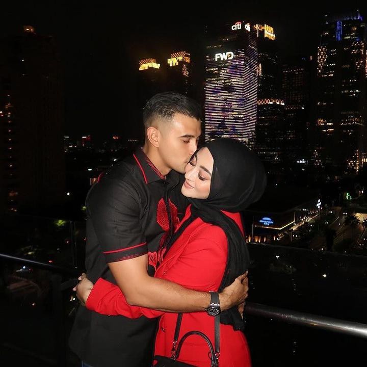 <p>"<em>Happy birthday</em> sayangku. Makasih ya sudah menjadi istri dan Ibu yang luar biasa. <em>Love you</em>," tutur Ali dengan menyisipkan emotikon hati seraya mengunggah potret bersama Margin. (Foto: Instagram: @alisyakieb)</p>