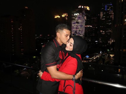 7 Potret Mesra Ali Syakieb Beri Surprise ke Istri, Dihadiri Kesha Ratuliu & Lesti Kejora