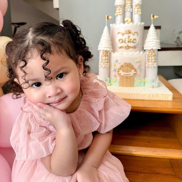 <p>Komedian Wendy Cagur dan sang istri, Ayu Natasha, tengah berbahagia, Bunda. Bukan tanpa alasan, belum lama ini putri bungsunya, Aiko, baru saja berulang tahun yang ke-3. (Foto: Instagram: @revtiayunatasya)</p>