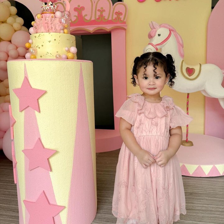 <p>"Selamat uang tahun Aiko Phoenix Dactylifera. Doa Ayah Bunda, kakak-kakak, selalu untuk kamu, Dek. Selalu menggemaskan ya, Nak. <em>I love you</em> Dek!" tulis Ayu seraya mengunggah potret menggemaskan Aiko. (Foto: Instagram: @revtiayunatasya)</p>