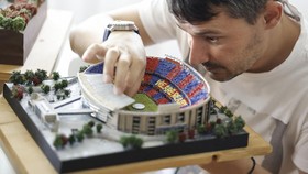 FOTO: Kreasi Buat Miniatur Stadion Bola dari Bahan Daur Ulang