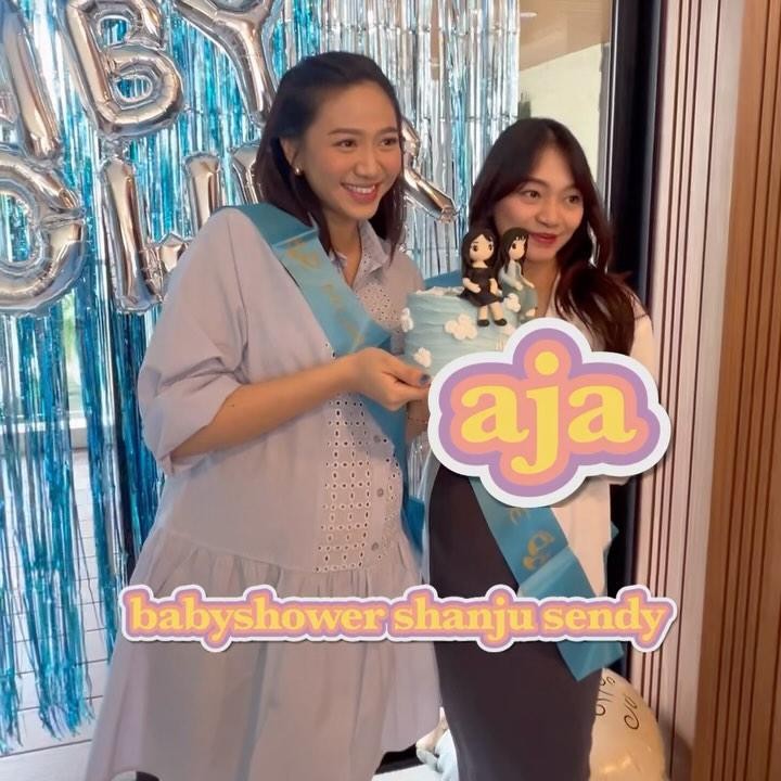 <p>Dua eks member JKT48, Shania Junianatha atau Shanju dan Sendy Ariani, tengah menanti kelahiran anak pertama. Belum lama ini, keduanya mengadakan baby shower bersama para eks member JKT48, Bunda. (Foto: Instagram @sendy.arn/ @kinalputridevi)</p>