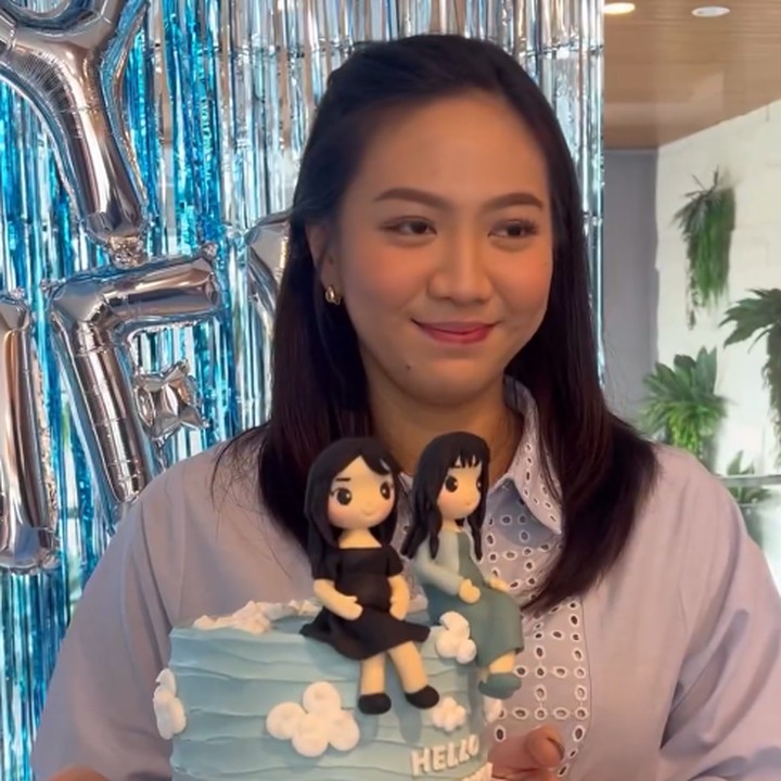 <p>Meski sederhana, baby shower Shanju dan Sendy berlangsung meriah. Keduanya terlihat begitu bahagia bisa berbagi momen spesial bersama dan dikelilingi teman dekat. (Foto: Instagram @sendy.arn/ @kinalputridevi)</p>