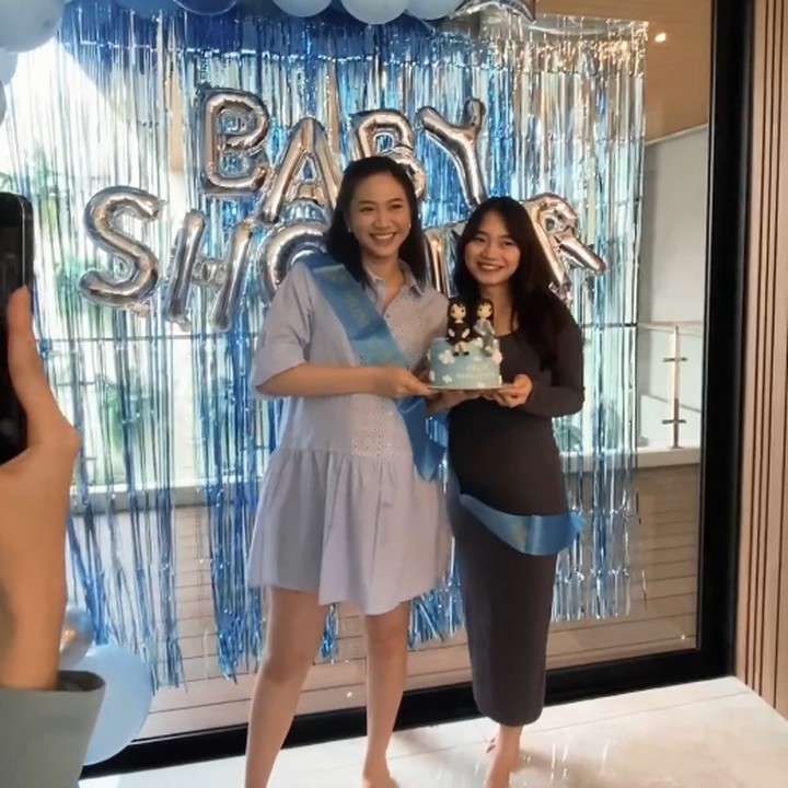 <p>Shanju pertama kali mengumumkan kabar kehamilan pertamanya pada Februari lalu, Bunda. Sedangkan Sendy membagikan kabar bahagia ini hanya di awal bulan Mei. Kehamilan ini sangat ditunggu keduanya dan menjadi kado terindah untuk Shanju dan Sendy. (Foto: Instagram @sendy.arn/ @kinalputridevi)</p>