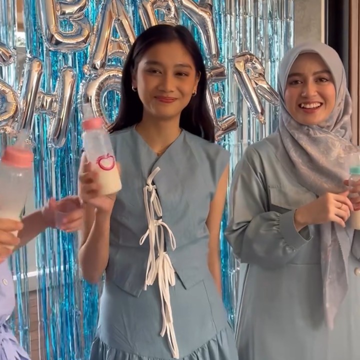 <p>Beberapa eks member JKT48 juga memeriahkan acara baby shower ini dengan ikut games seru, Bunda. Mereka berlomba menghabiskan susu dalam botol bayi. (Foto: Instagram @sendy.arn/ @kinalputridevi)</p>