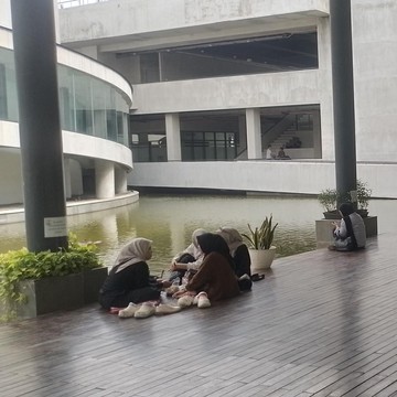 Kamu Anak KRL? Yuk, Eksplor Cikini Lewat 5 Spot Seru yang Bisa Dijangkau Jalan Kaki dari Stasiun!