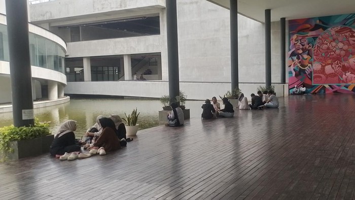 img-title Kamu Anak KRL? Yuk, Eksplor Cikini Lewat 5 Spot Seru yang Bisa Dijangkau Jalan Kaki dari Stasiun!