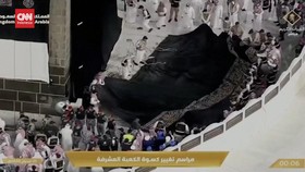 VIDEO: Pergantian Kiswah Ka'bah Bersejarah, Perdana Melibatkan Wanita