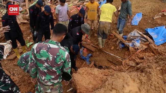 Satu orang tewas usai tertimbun tanah longsor di Gorontalo.