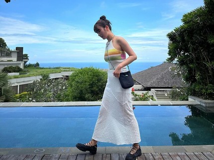 7 Potret OOTD Artis Korea yang Liburan ke Bali, Cantik Bisa Ditiru Bun