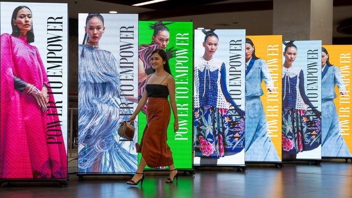 JAKARTA, INDONESIA - JULY 24: An Indonesian girl walks pass through JF3 signboards during the JF3 Jakarta Fashion Festival at MKG Empower Hall Summarecon Mall Kelapa Gading on July 24, 2023 in Jakarta, Indonesia. (Photo by Robertus Pudyanto/Getty Images)