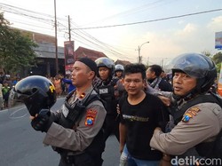 Fakta 2 Pemabuk Hadang Bus Harapan Jaya Berujung Dikeroyok Warga