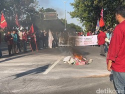 Mahasiswa Gelar Demo di Depan DPRD Solo, Sempat Diwarnai Bakar Spanduk