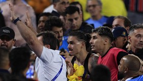 FOTO: Darwin Nunez Ngamuk dan Ribut dengan Suporter Kolombia