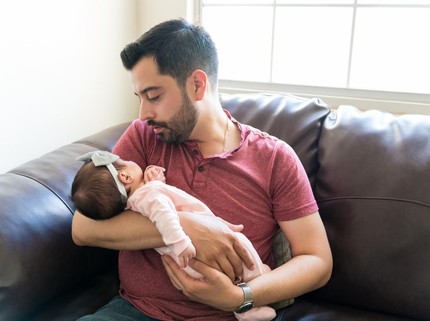 Bacaan Azan dan Iqomah untuk Bayi Baru Lahir, Lengkap dengan Doa & Tata Caranya
