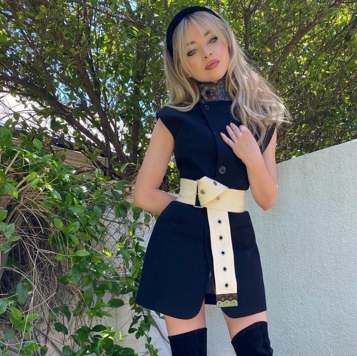 <p>Penyanyi ini juga amat sering mengenakan pakaian yang <em>girly</em>, lho Bunda. Seperti di potret ini, Sabrina Carpenter memilih mini dress dongker kehitaman bersama balutan ikat pinggang dan <em>high boots</em> yang menarik perhatian. (Foto: Instagram @sabrinacarpenter)</p>