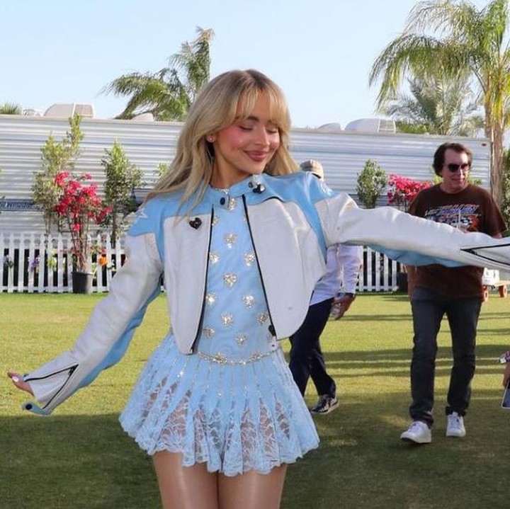 <p>Setiap kali tampil menyanyi, Sabrina Carpenter tak pernah kehabisan ide <em>outfit</em> yang begitu menggemaskan. Kali ini, ia mengenakan lace <em>mini dress</em> berwarna <em>baby blue</em> berlapiskan jaket kulit berwarna senada. (Foto: Instagram @sabrinacarpenter)</p>