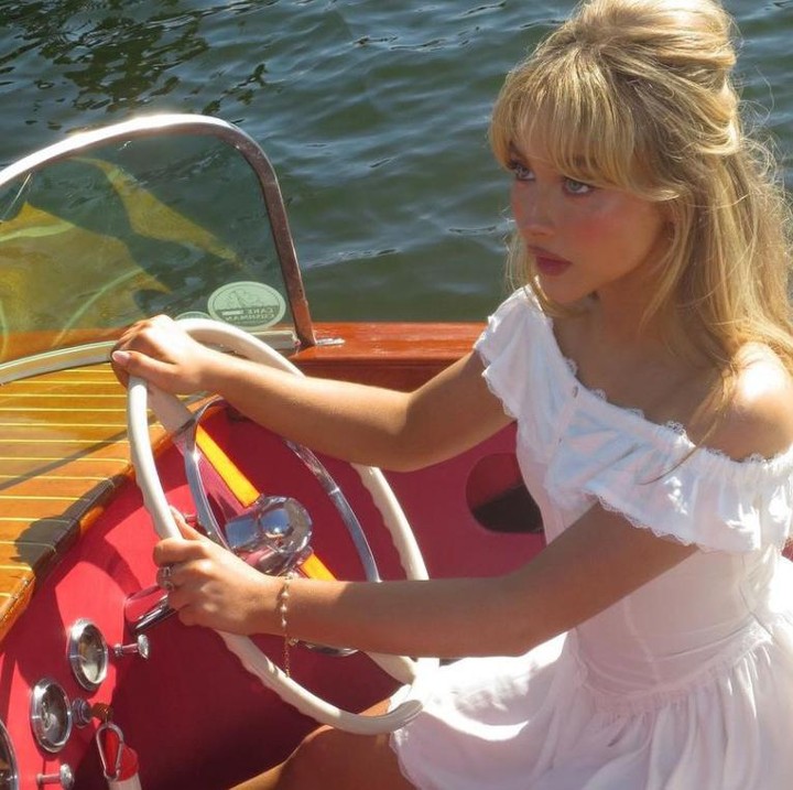 <p>Sabrina Carpenter memilih sepotong <em>sabrina dress</em> putih ketika mengerjakan proyek lagu terbarunya. Artis ini semakin memikat dengan <em>hairstyle</em>-nya yang manis. <em>Looks</em> satu ini cocok jadi inspirasi di musim panas. (Foto: Instagram @sabrinacarpenter)</p>