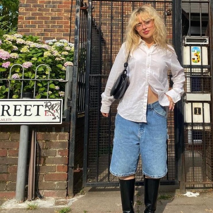 <p>Jika ingin tampil santai ala boyish, cobalah kenakan outfit seperti Sabrina Carpenter di potret ini. Penyanyi Espresso ini memilih <em>short boyfriend jeans</em> berpadu dengan kemeja putih polos untuk menemaninya berjalan-jalan.(Foto: Instagram @sabrinacarpenter)</p>