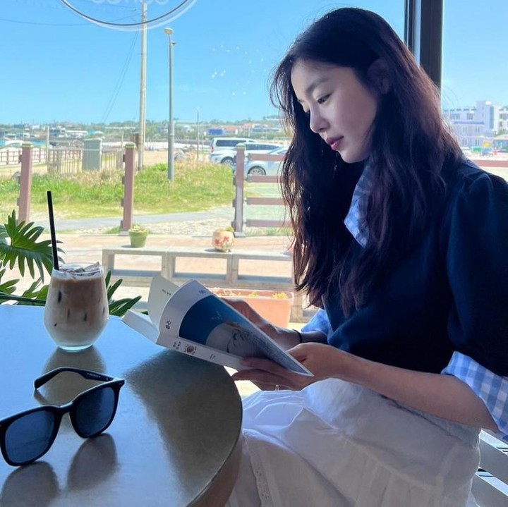 <p>Han Sunhwa juga tak ketinggalan untuk berbusana ala polo yang memikat. Bintang drama kelahiran 1990 ini memilih kemeja berlapis <em>sweater navy</em> dan rok putih sebagai outfit ketika bepergian makan siang cantik di kafe. (Foto: Instagram @shh_daily)</p>