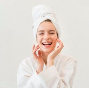 Menurut Dermatologi, Ini Aturan Tepat Eksfoliasi Wajah agar Hasilnya Beneran Glowing!