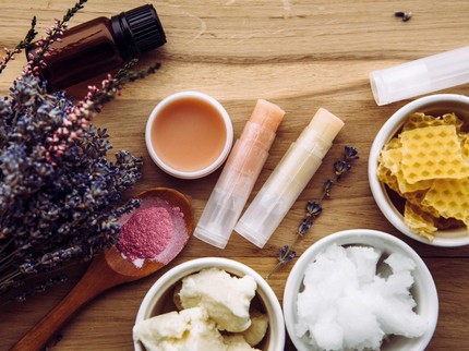 11 Masker Bibir Alami dan Cara Mudah Membuatnya, Bantu Atasi Bibir Hitam & Kering