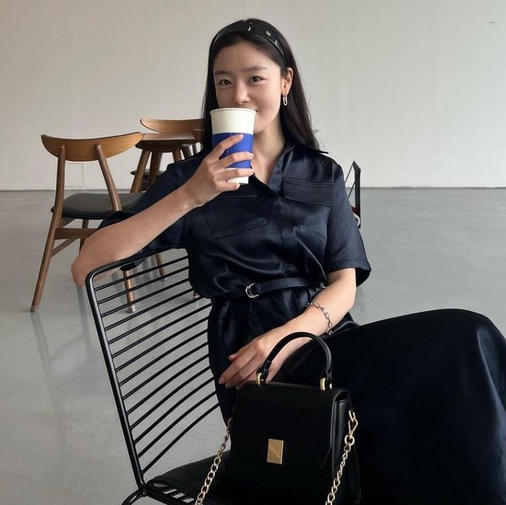 <p>Jika Bunda mencari ide busana anggun nan tegas, cobalah berpakaian seperti Han Sunhwa kali ini. Outfit serba hitam, mulai dari dress, tas, hingga bandana berhasil membuat aura cantik melekat di diri aktris satu ini. (Foto: Instagram @shh_daily)</p>