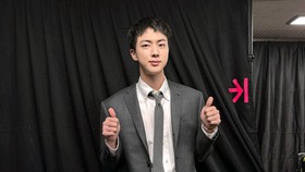 Jin BTS Curhat Susah Tahan Tangis Kala Ketemu Fan Lagi Usai Wamil