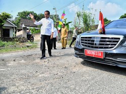 Penampakan Jalan Rusak di Lampung yang Disorot Jokowi