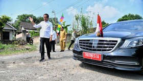 Lagi-lagi Jokowi Turun Mobil Gara-gara Jalanan Rusak di Lampung