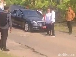 Momen Presiden Jokowi Turun dari Mobil Cek Jalan Rusak di Lampung