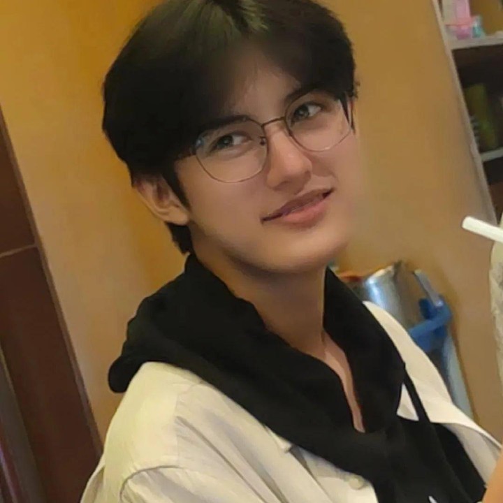 <p>Aktris Della Puspita dikaruniai pernah menikah dengan suami pertamanya yang merupakan pria berdarah Jepang bernama Jocky Fernando pada 2004 silam. Dari pernikahan itu, ia dikaruniai anak sulung bernama Ken Daisuke. (Foto: Instagram @dellapuspita00)</p>